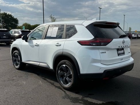 Used 2024 Nissan Rogue SV FWD image 8