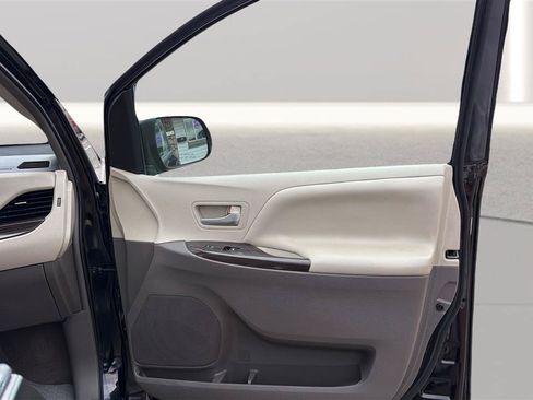 Used 2017 Toyota Sienna XLE w/ XLE Navigation Package FWD image 16