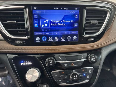 Used 2017 Chrysler Pacifica Limited FWD image 46