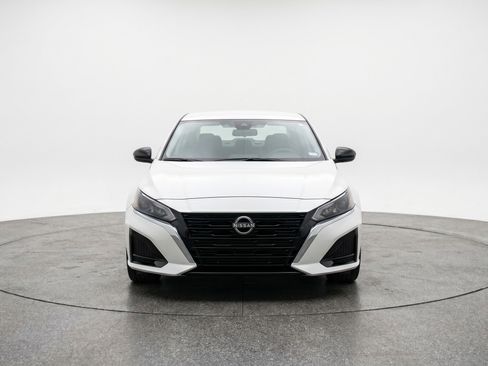 Used 2025 Nissan Altima 2.5 SV FWD image 2