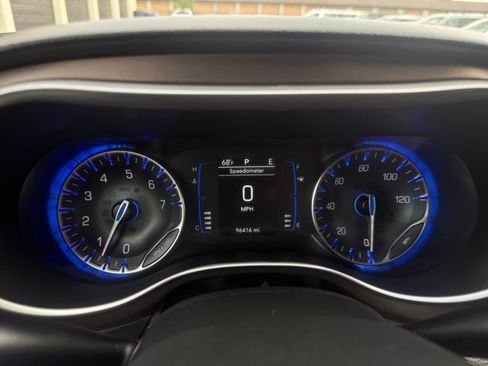Used 2022 Chrysler Voyager LX FWD image 16