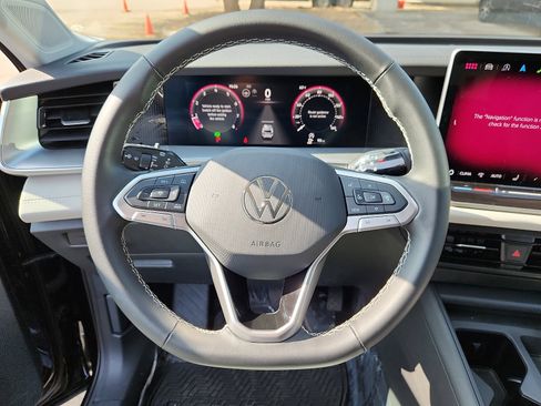 Used 2025 Volkswagen Tiguan SE image 16