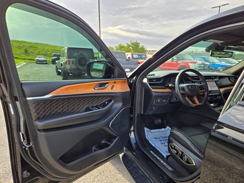 Used 2022 Jeep Grand Cherokee Summit AWD/4WD image 12