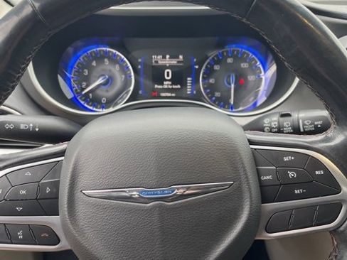 Used 2020 Chrysler Pacifica Touring-L image 9