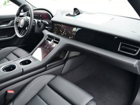 Used 2025 Porsche Taycan image 21