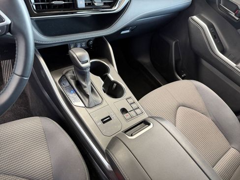 Used 2025 Toyota Highlander LE image 42