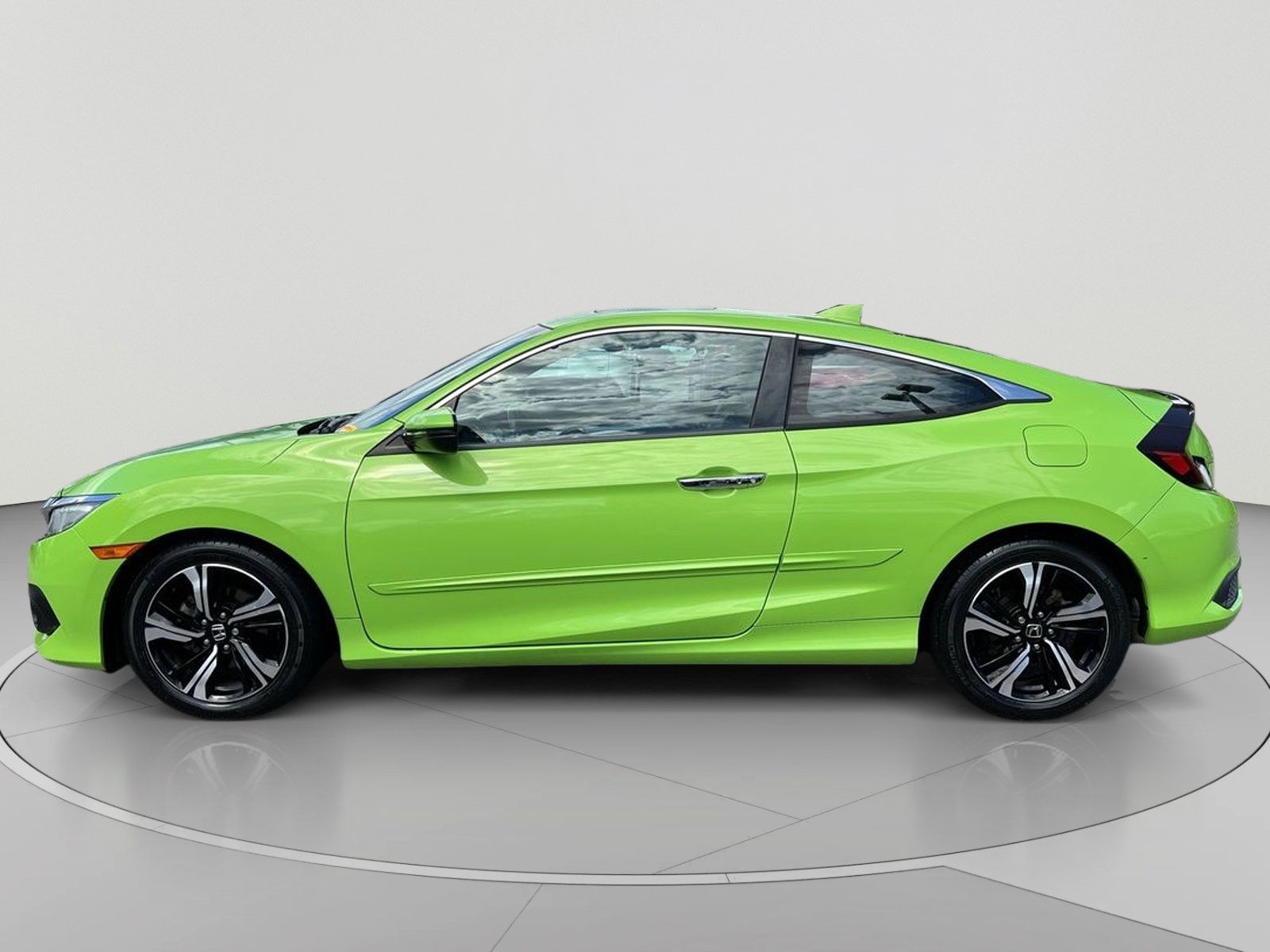 Used 2017 Honda Civic Touring image 2