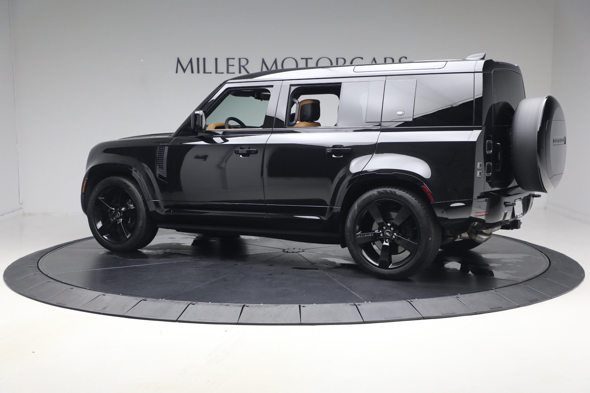 Used 2024 Land Rover Defender 110 V8 AWD/4WD image 4