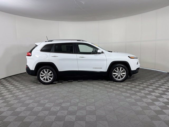 Used 2017 Jeep Cherokee Limited w/ Luxury Group AWD/4WD image 8