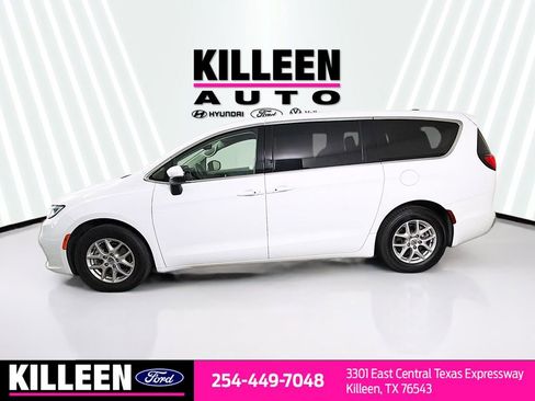 Used 2023 Chrysler Pacifica Touring-L image 4