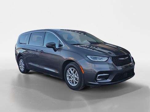 Used 2023 Chrysler Pacifica Touring-L image 8