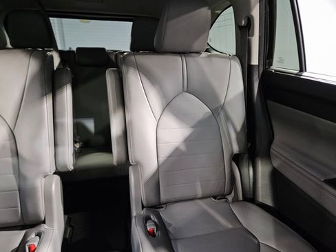 Used 2021 Toyota Highlander XLE image 14