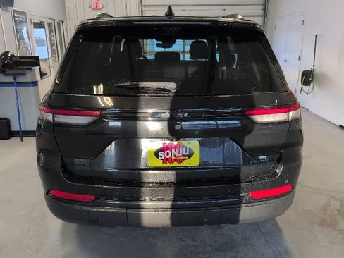 Used 2023 Jeep Grand Cherokee Limited w/ Luxury Tech Group II image 4