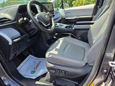 Used 2025 Toyota Sienna XLE FWD image 11