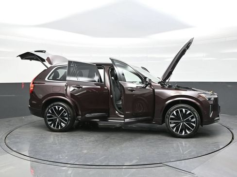 Used 2025 Volvo XC90 B5 Ultra AWD/4WD image 46