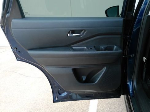 Used 2022 Nissan Pathfinder SV FWD image 16