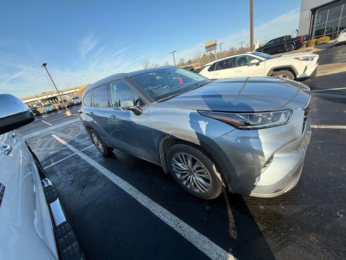 Used 2023 Toyota Highlander Platinum image 4