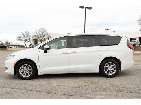 Used 2023 Chrysler Voyager LX image 4