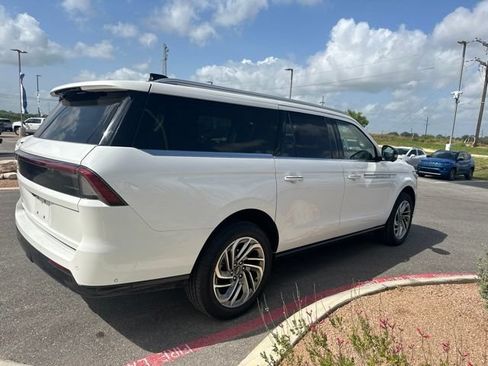 Used 2025 Lincoln Navigator L Reserve AWD/4WD image 3