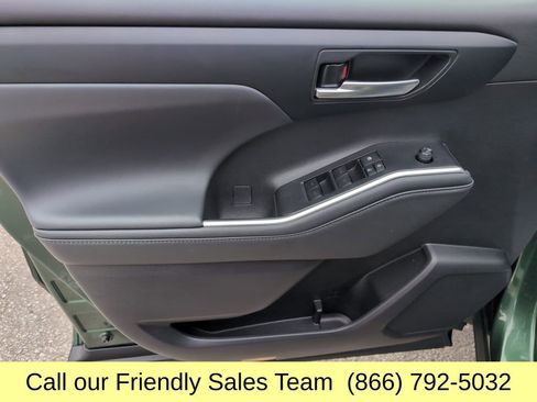 Used 2023 Toyota Highlander XLE image 13