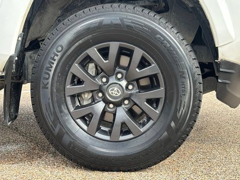 Used 2022 Toyota Tacoma SR5 w/ SR5 Appearance Package (SM) RWD image 8