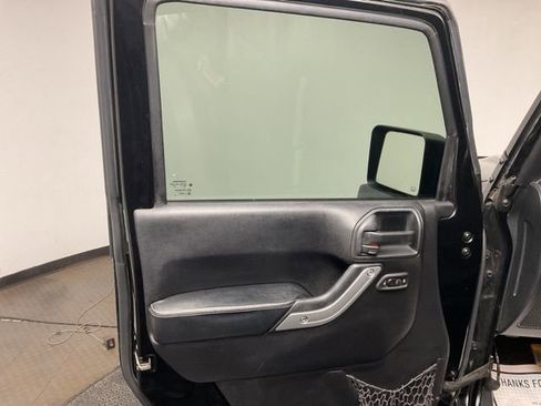 Used 2016 Jeep Wrangler Unlimited Rubicon AWD/4WD image 9