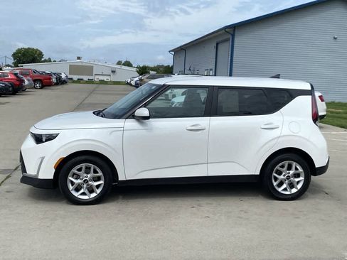 Used 2023 Kia Soul LX w/ LX Technology Package FWD image 3