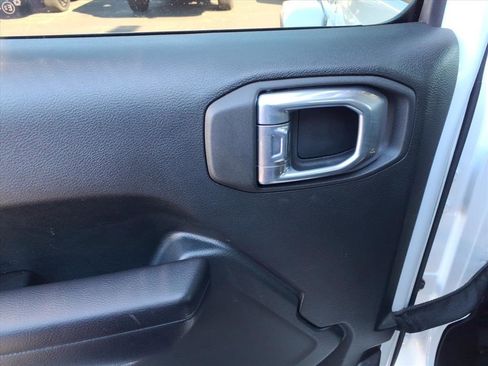 Used 2021 Jeep Gladiator Sport image 6