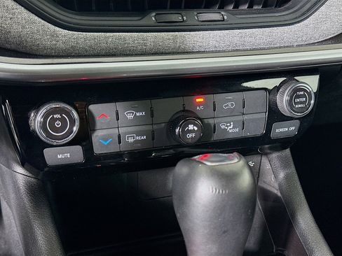 Used 2025 Jeep Compass Latitude image 23