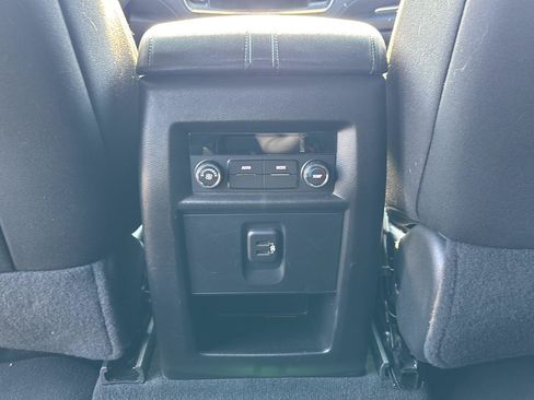 Used 2023 Chevrolet Traverse LT FWD image 26