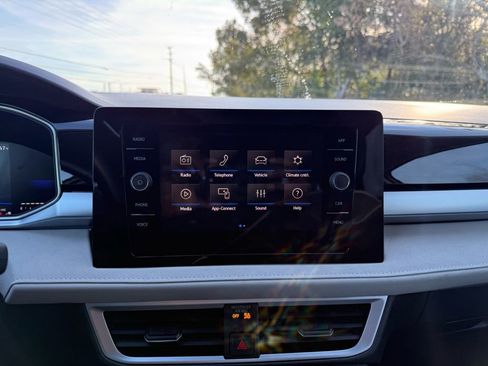 Used 2025 Volkswagen Taos SE w/ Panoramic Sunroof Package image 30