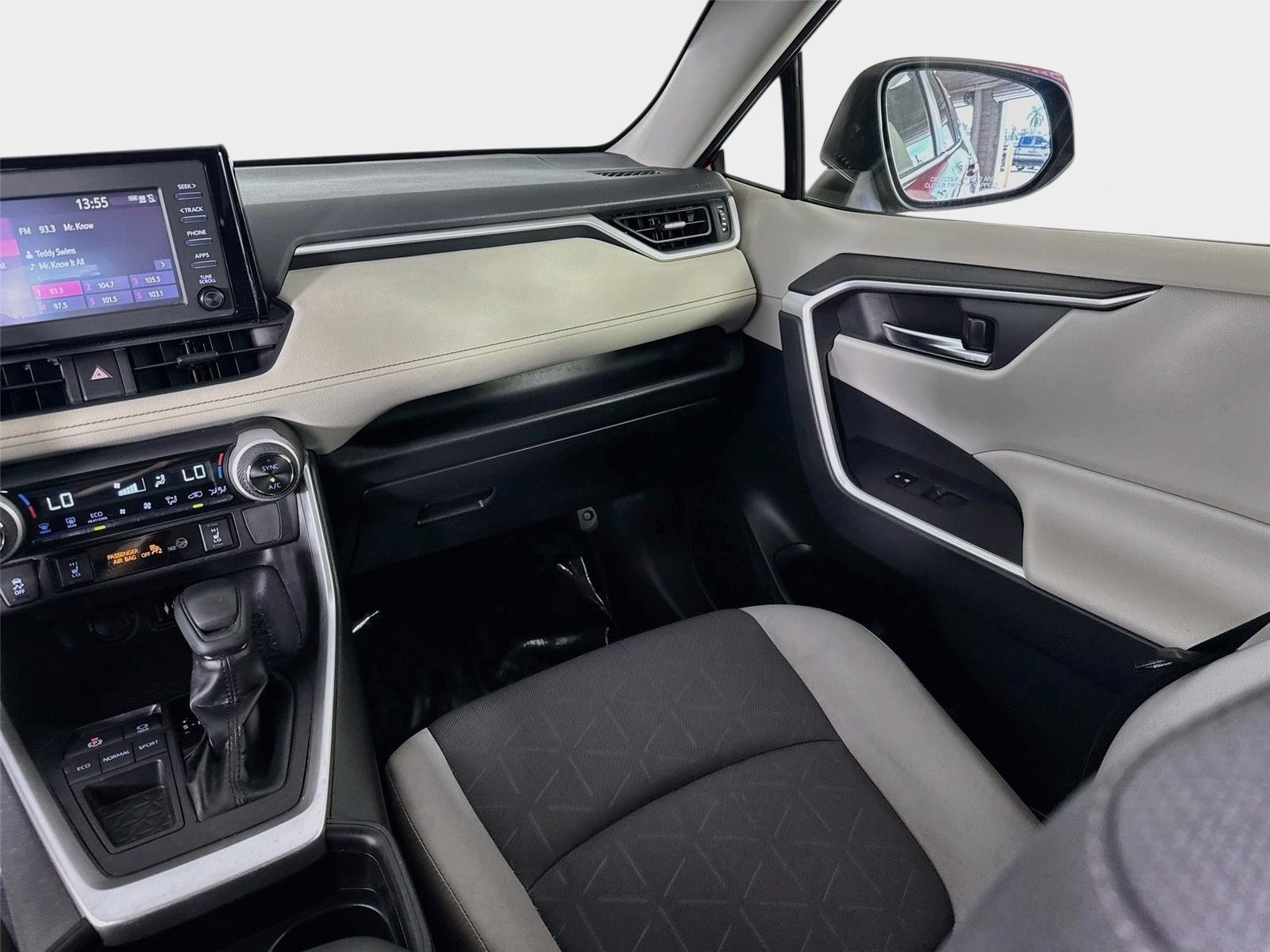 Used 2019 Toyota RAV4 XLE w/ Convenience Package FWD image 24