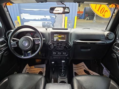 Used 2017 Jeep Wrangler Unlimited Sahara AWD/4WD image 3