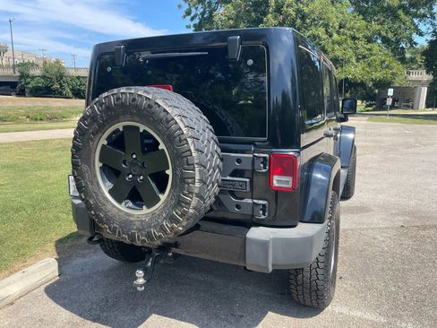 Used 2012 Jeep Wrangler Unlimited Sahara image 4