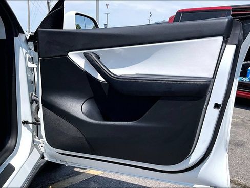 Used 2022 Tesla Model Y Long Range AWD/4WD image 25