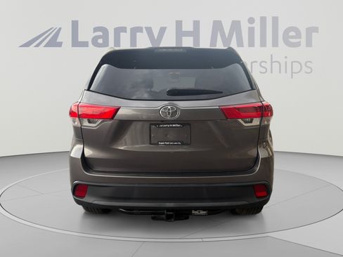 Used 2019 Toyota Highlander LE AWD/4WD image 4