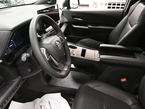 Used 2025 Toyota Sienna Platinum AWD/4WD image 21