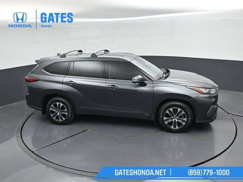 Used 2020 Toyota Highlander XLE AWD/4WD image 49