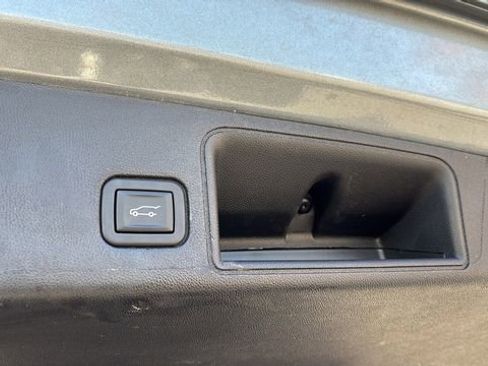 Used 2023 GMC Terrain SLT image 37