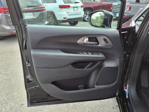New 2026 Chrysler Pacifica Select image 8