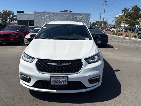 Used 2024 Chrysler Pacifica Touring FWD image 3