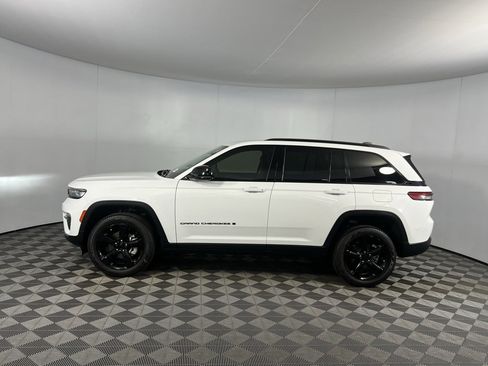 Used 2023 Jeep Grand Cherokee Limited w/ Black Appearance Package image 10