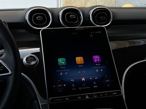 Used 2025 Mercedes-Benz GLC 300 image 13