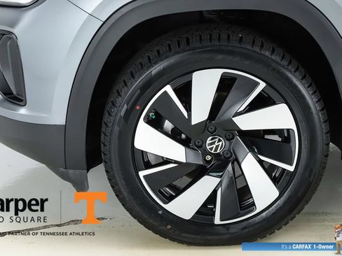 Used 2024 Volkswagen Atlas Cross Sport SE w/ Panoramic Sunroof Package FWD image 5