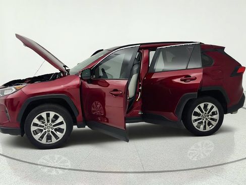 Used 2021 Toyota RAV4 XLE Premium FWD image 31