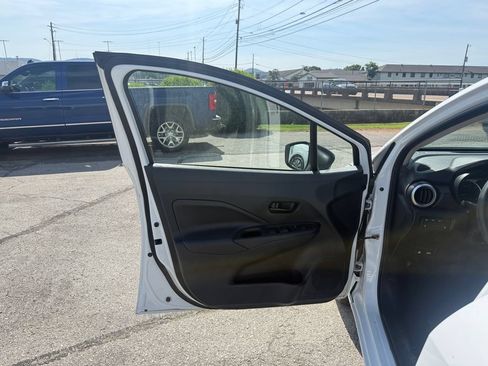 Used 2023 Nissan Versa S FWD image 9
