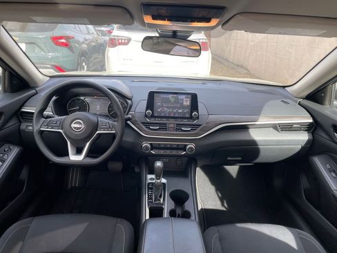 Used 2025 Nissan Altima 2.5 SV image 32