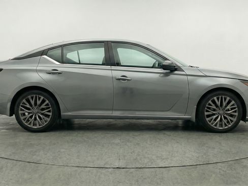 Used 2025 Nissan Altima 2.5 SV image 11