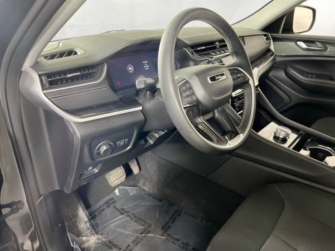 Used 2023 Jeep Grand Cherokee Laredo AWD/4WD image 9