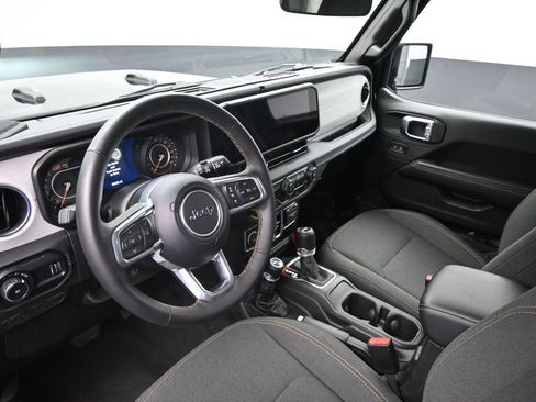Used 2025 Jeep Wrangler Unlimited Sahara AWD/4WD image 19